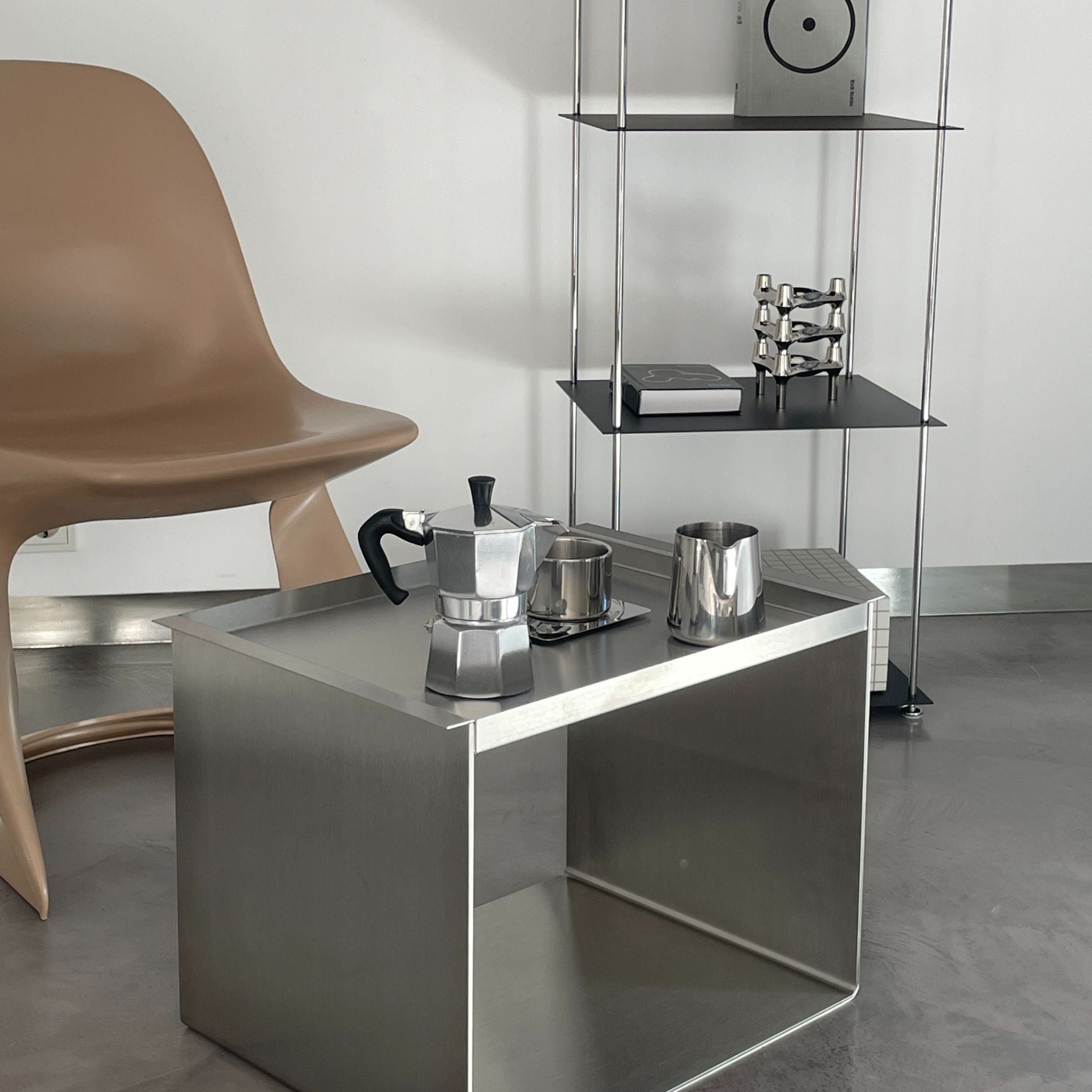 big c tray table aus edelstahl mit kaffeekanne und tassen neben regalmodul
