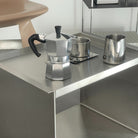 big c tray table aus edelstahl mit kaffeekanne, milchkännchen und tasse auf tablett