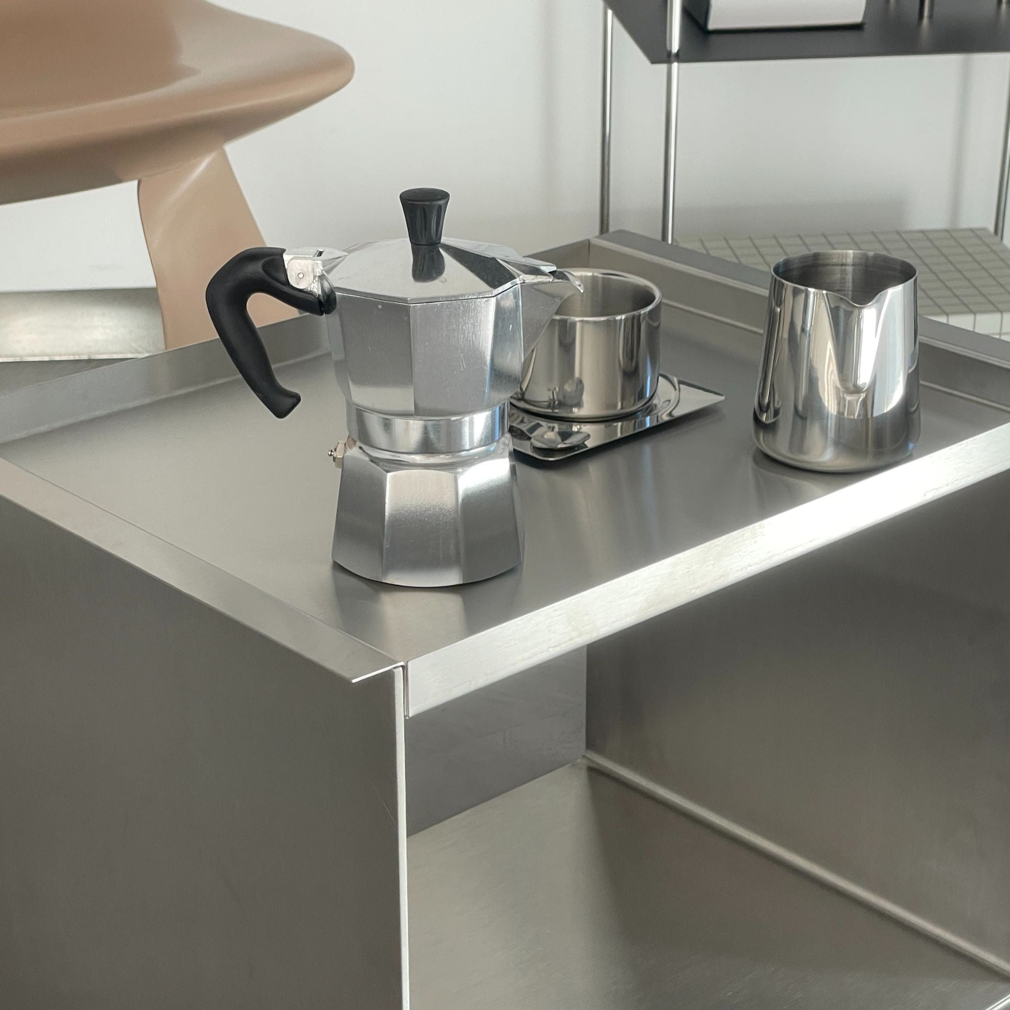 big c tray table aus edelstahl mit kaffeekanne, milchkännchen und tasse auf tablett