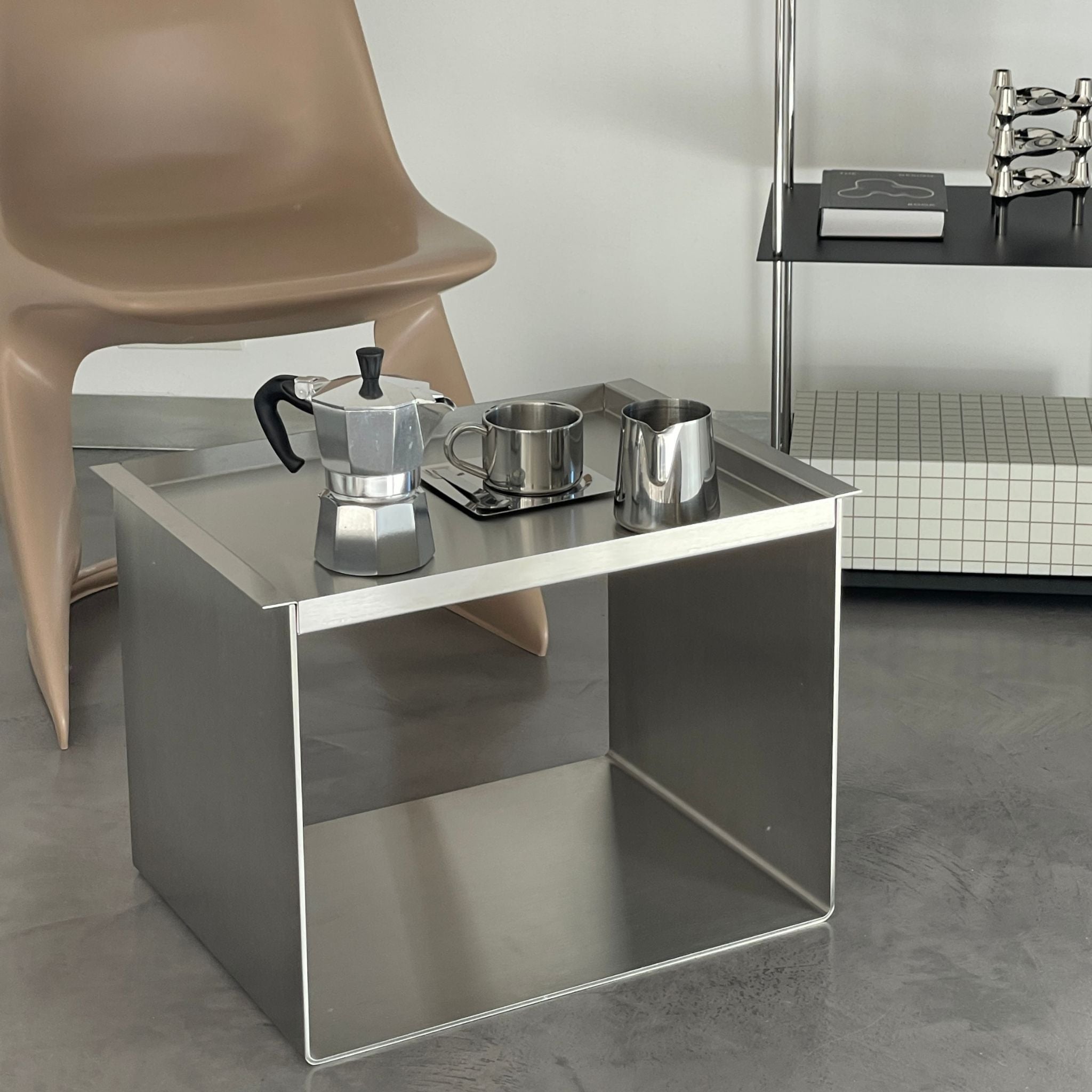 big c tray table aus edelstahl als kaffeestation mit mokkakanne und tassen