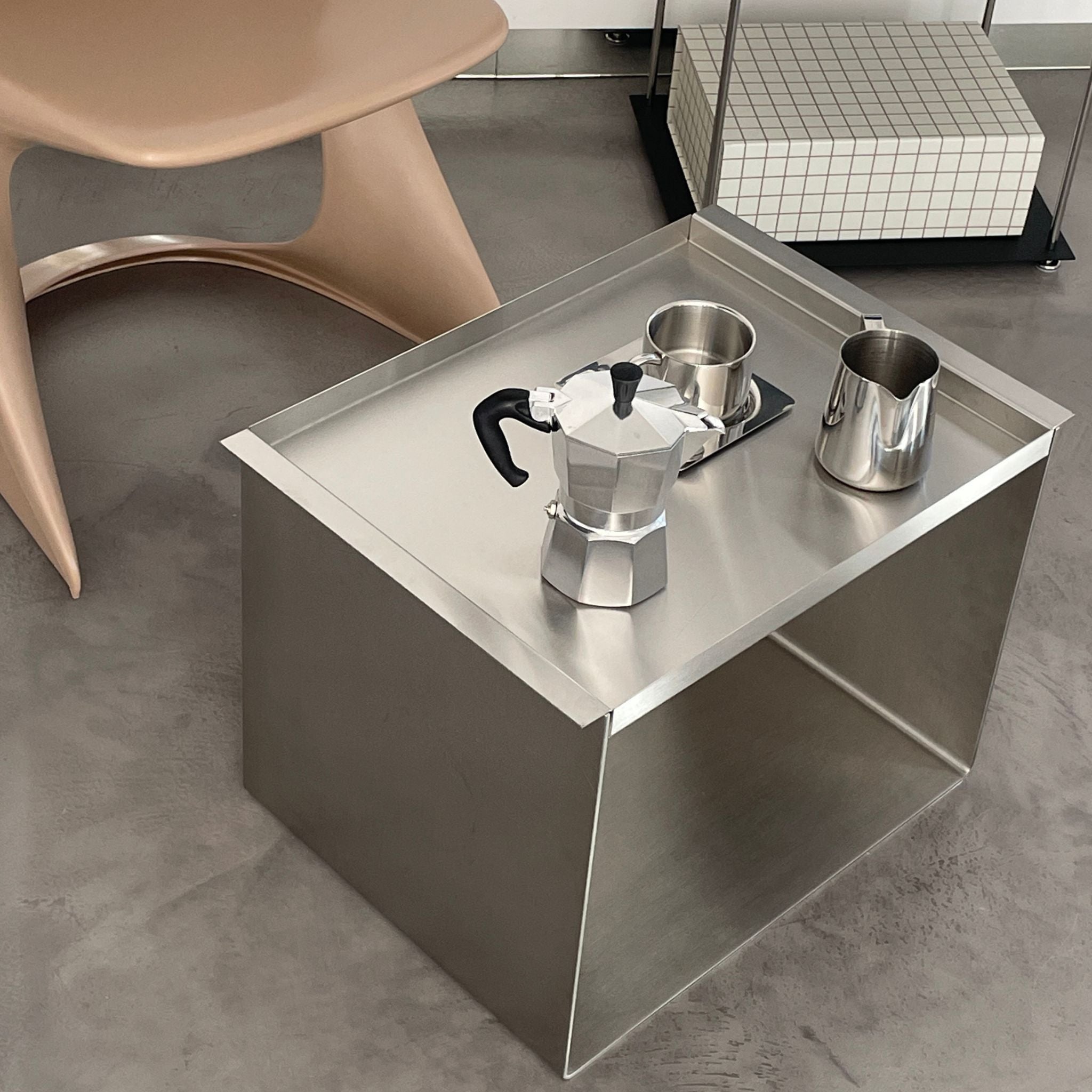 moderne ansicht des tray tables mit kaffeegedeck aus der vogelperspektive