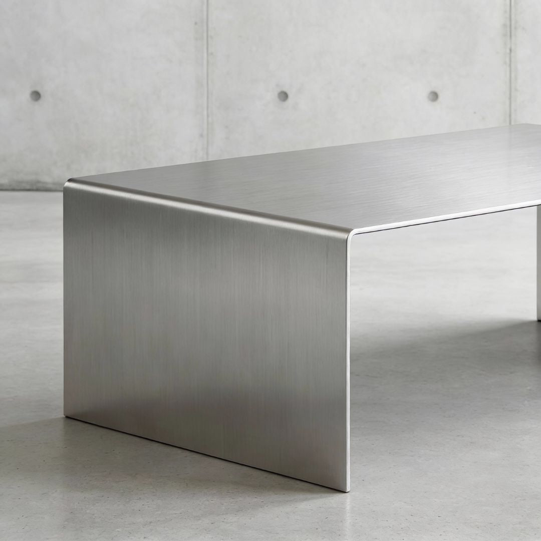 Detailaufnahme des Brushed C Long Couchtischs aus gebürstetem Edelstahl mit klarer Kante und präziser Verarbeitung