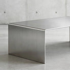 Detailaufnahme des Brushed C Long Couchtischs aus gebürstetem Edelstahl mit klarer Kante und präziser Verarbeitung