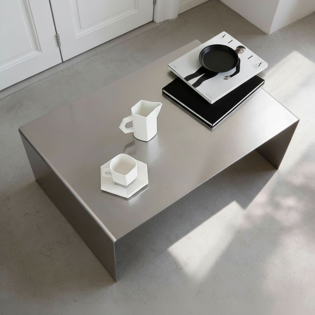 Brushed C Long Couchtisch aus gebürstetem Edelstahl in Draufsicht mit reduziertem Styling und natürlichem Lichteinfall