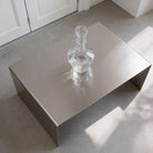 Brushed C Long Couchtisch aus gebürstetem Edelstahl in Draufsicht mit Glasobjekt, minimalistisches Wohnraum-Design