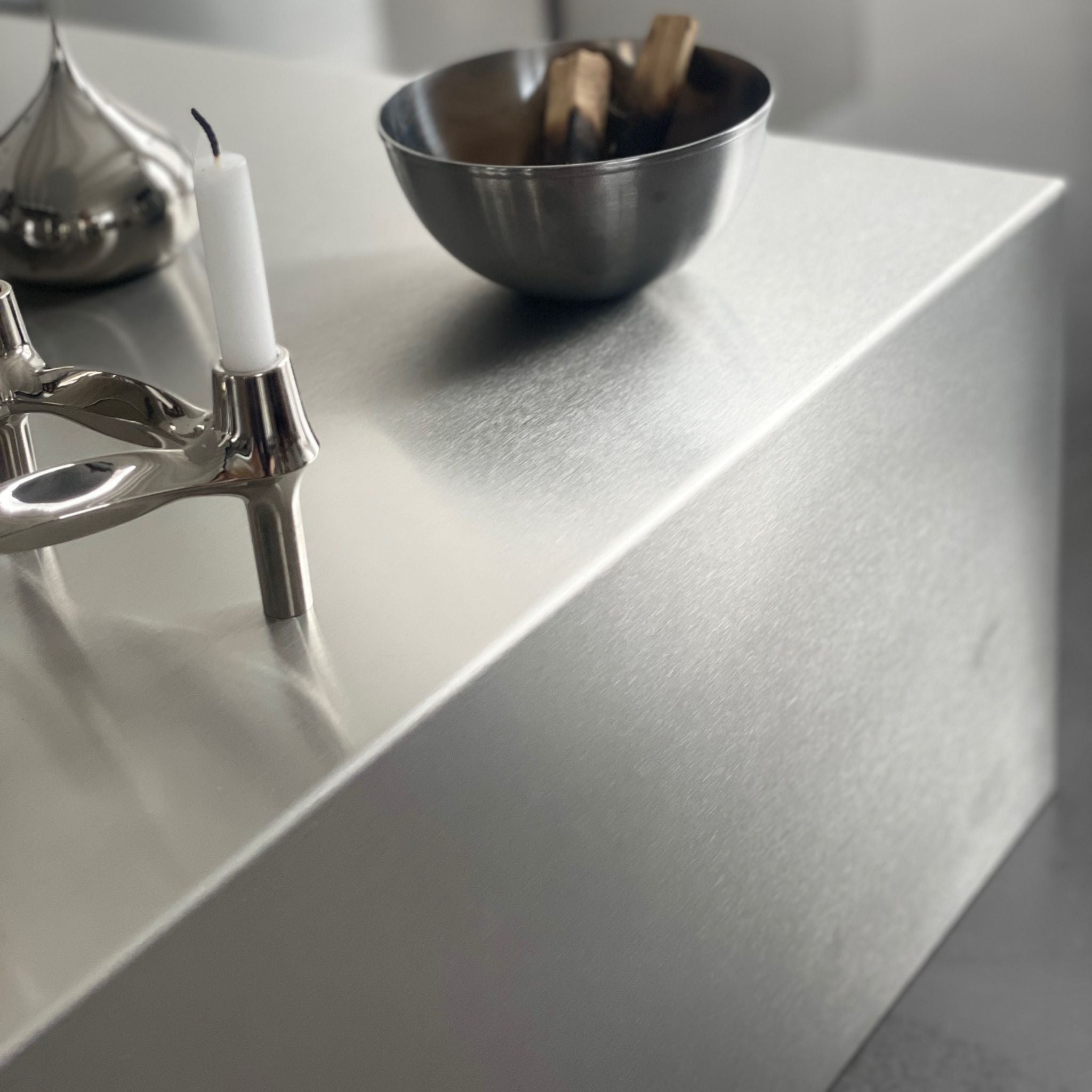 brushed q Couchtisch aus edelstahl mit kerzenständer und schale dekoriert
