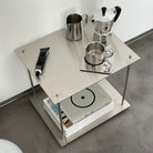 Modernes Edelstahl-Regal mit Espressokanne, Milchkännchen und Designmagazinen
