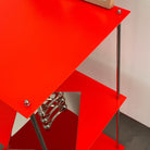 Detailansicht des leuchtroten Designregals mit pulverbeschichteten Böden von MO INTERIORS
