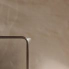 Detailaufnahme einer gebogenen Edelstahlkante mit sanfter Lichtreflexion