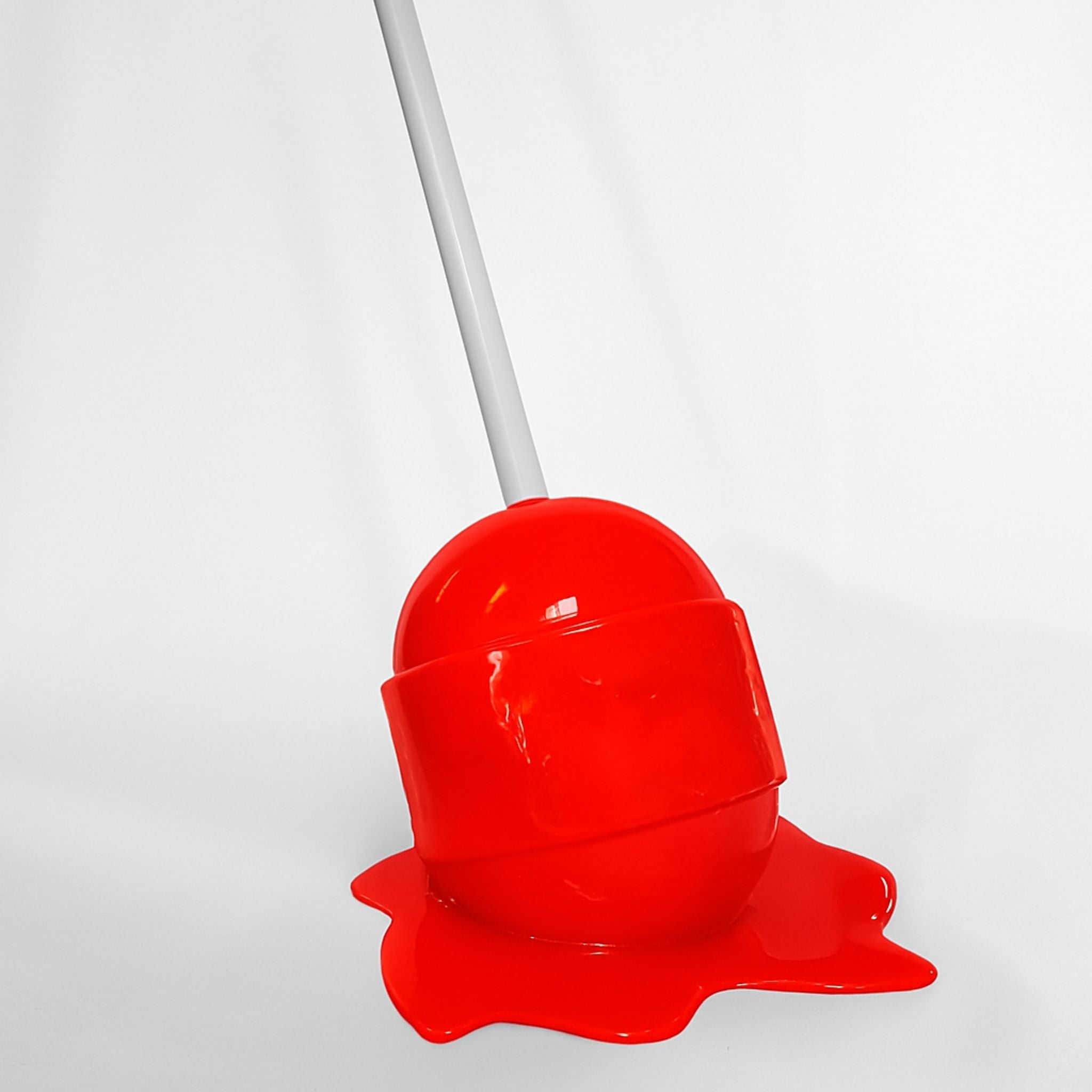 Leuchtrotes Pop-Art Designobjekt in Lutscherform als auffälliges Interior-Statement auf weißem Hintergrund