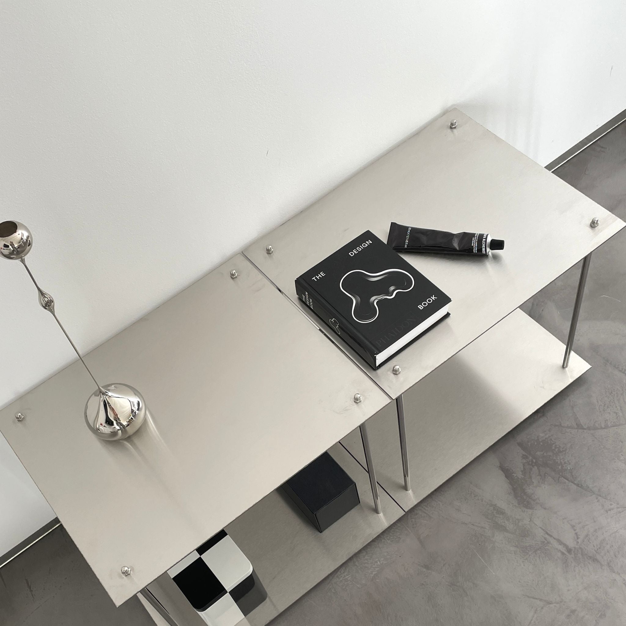 Modernes Lowboard aus Edelstahl mit Design-Accessoires und Büchern