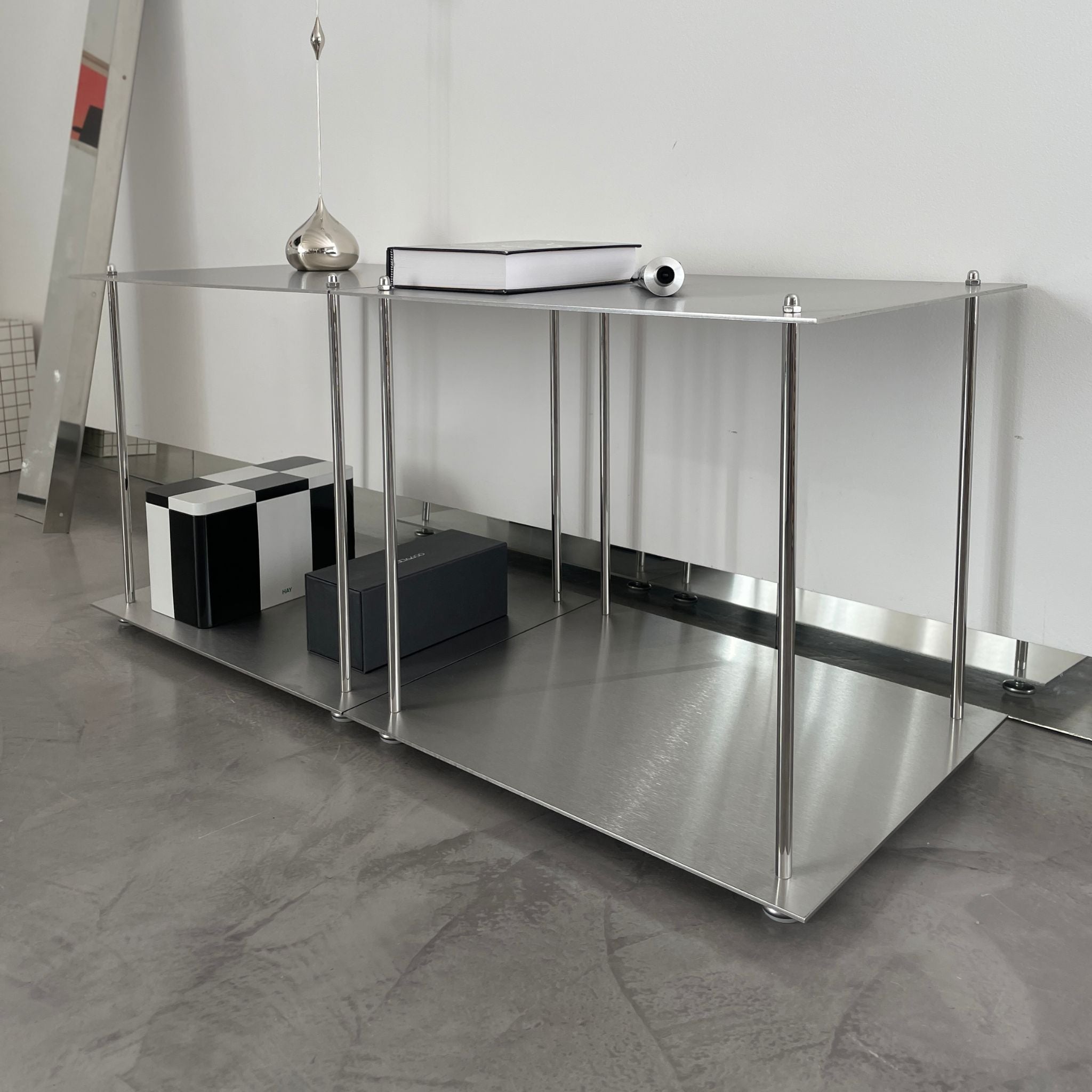 Modulares Lowboard aus gebürstetem Edelstahl mit minimalistischer Ästhetik
