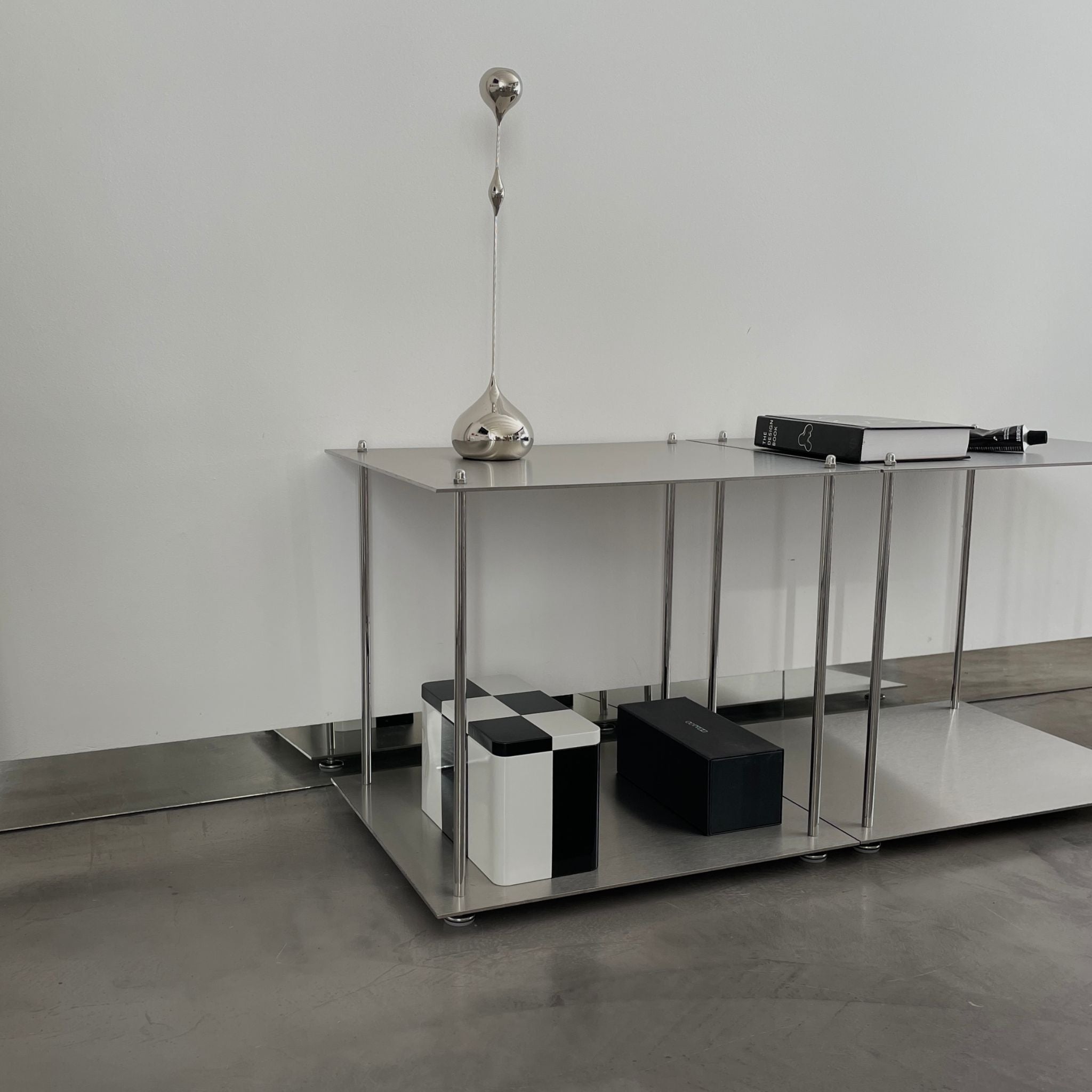 Modernes modulares Lowboard aus Edelstahl mit minimalistischem Design