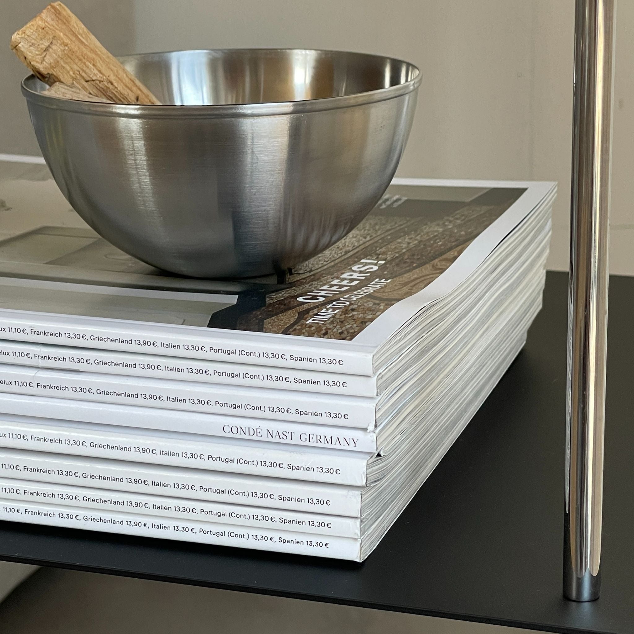 magazin-stapel-auf-regalboden-schwarz-pulverbeschichtet-edelstahldetail
