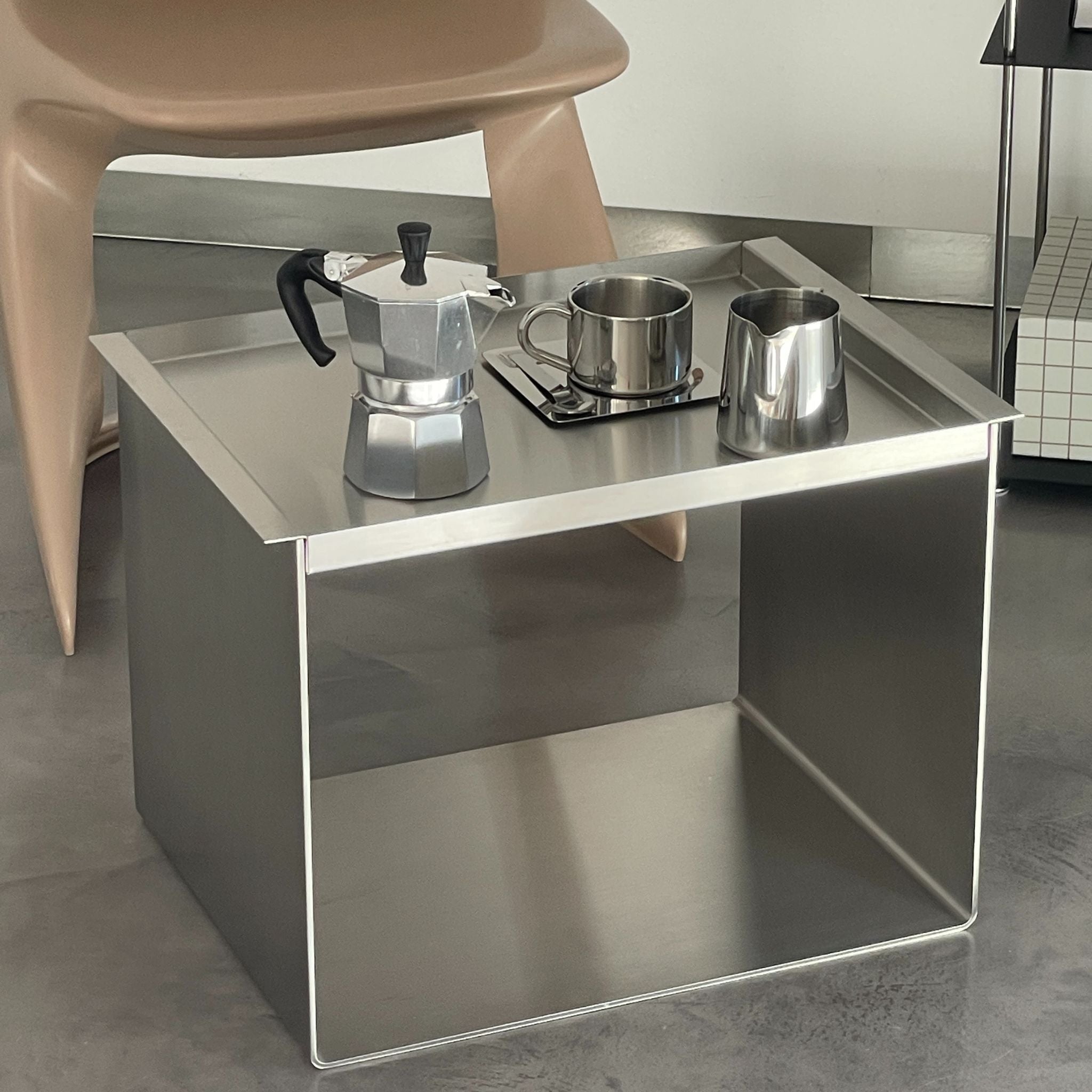 Big C Tray Table aus Edelstahl von MO INTERIORS als Kaffeetisch mit Tablett-Funktion minimalistisch gestylt