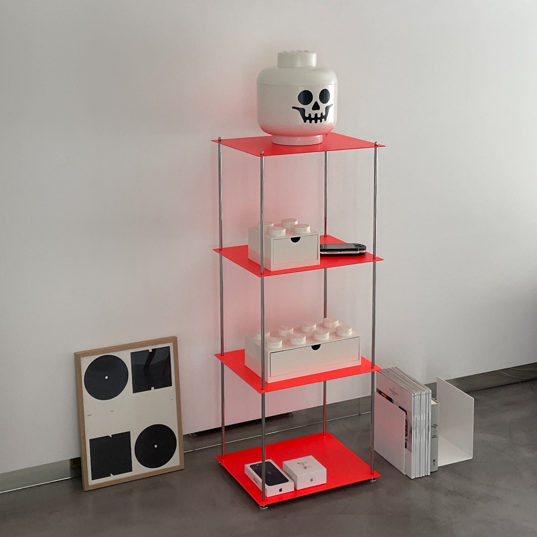 leuchtrotes Regal mit weißen Lego-Boxen und Deko im Industrial Style