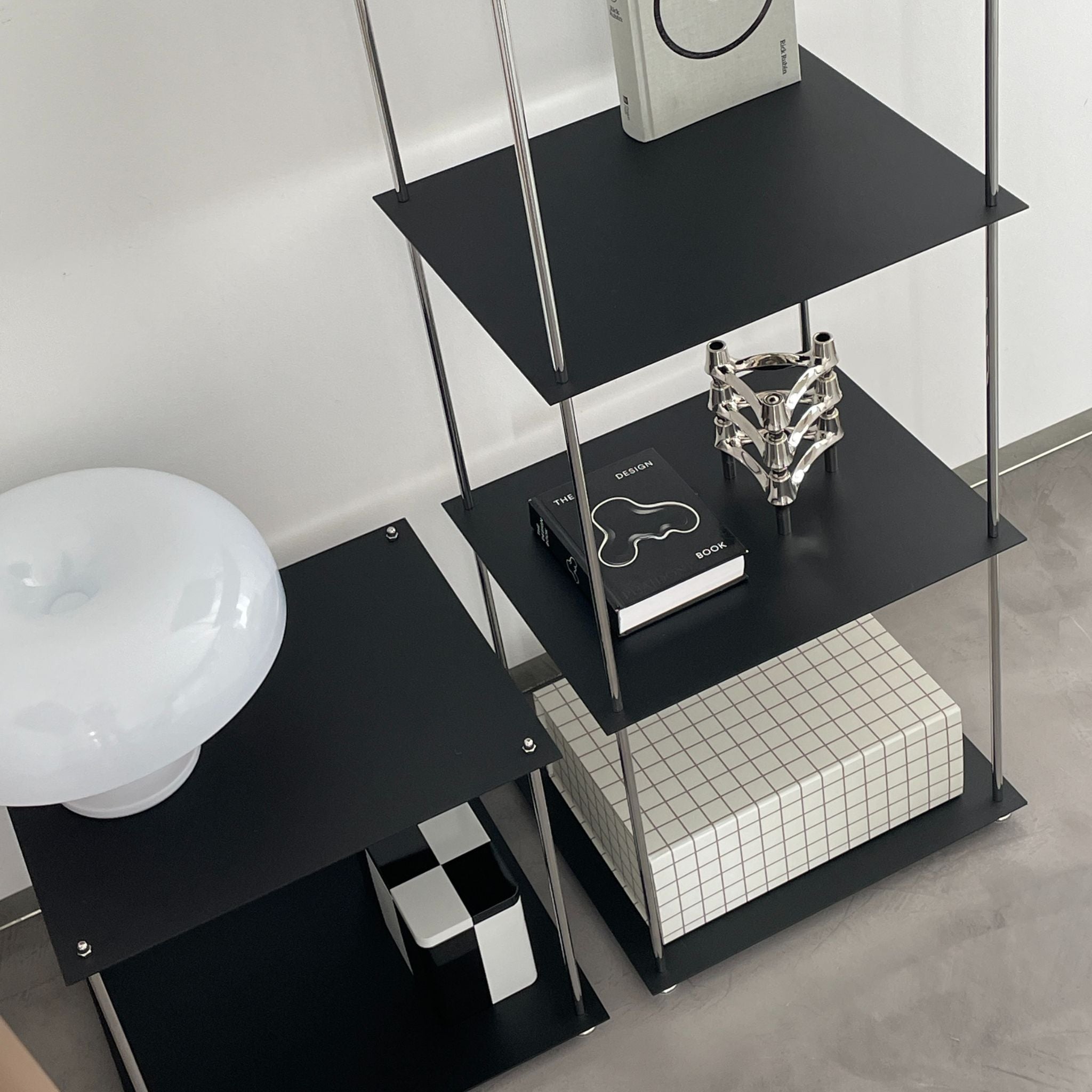 MO INTERIORS Regal in Schwarz mit Tischlampe, Designbüchern und Dekobox in modernem Wohnambiente