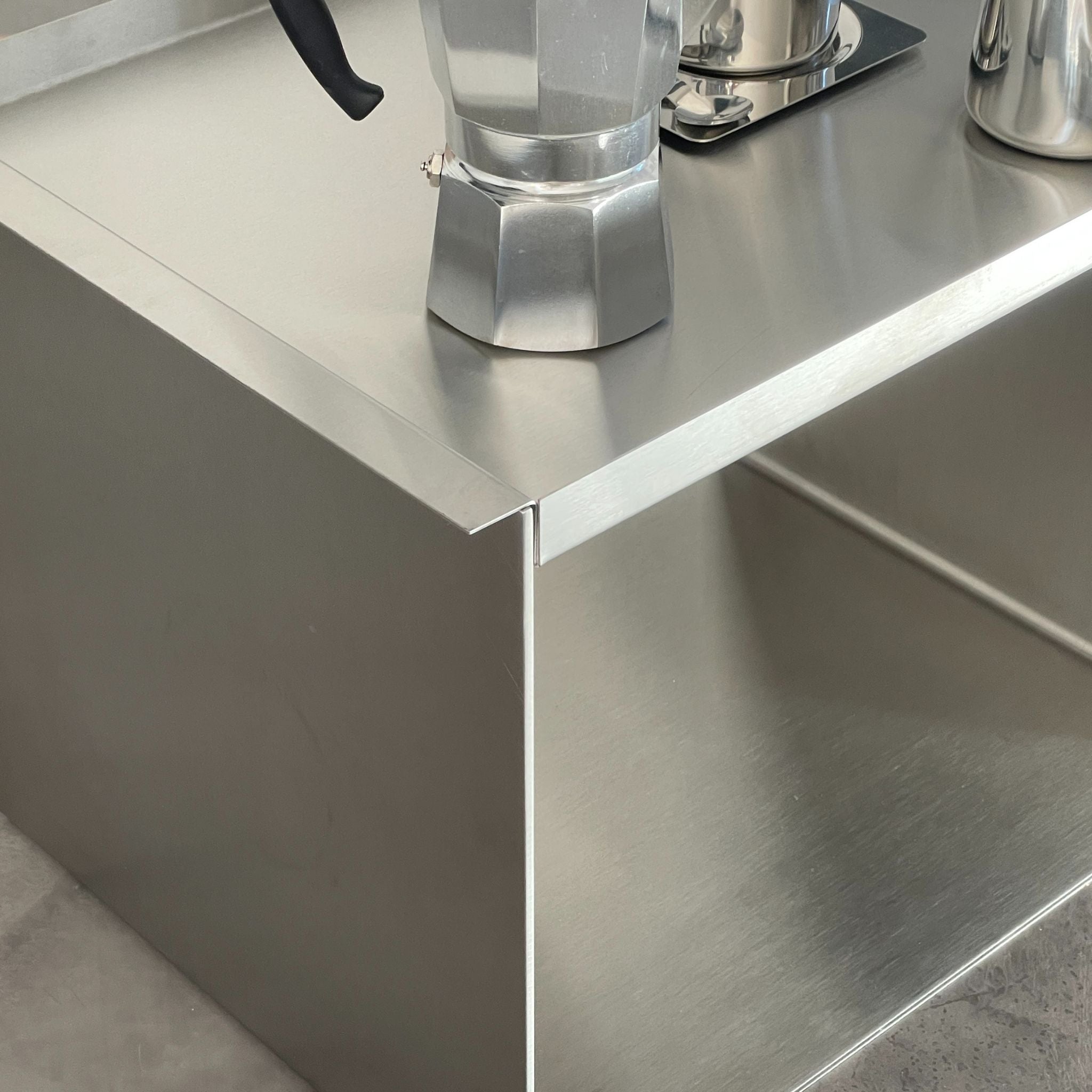 Edelstahl-Tray Table von MO INTERIORS in Nahaufnahme – präzise Kante, gebürstete Oberfläche, modernes Design.