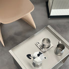 Tray Table aus Edelstahl von MO INTERIORS als Kaffeetisch gestylt mit Bialetti, Milchkanne und Becher.