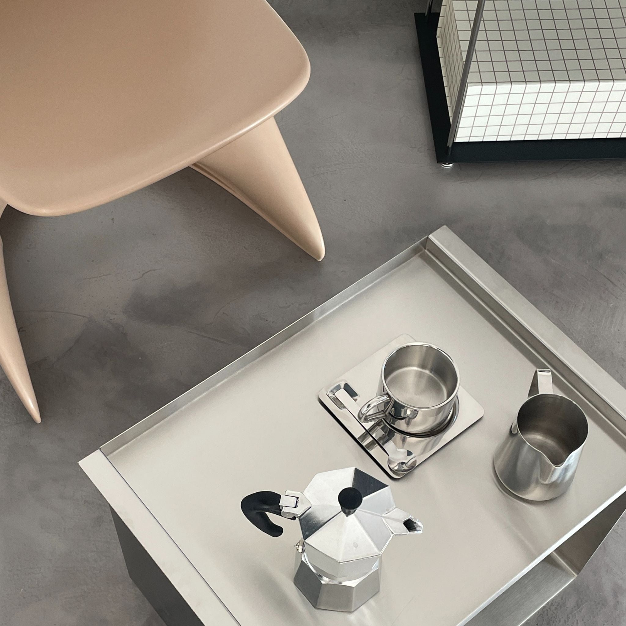 Tray Table aus Edelstahl von MO INTERIORS als Kaffeetisch gestylt mit Bialetti, Milchkanne und Becher.