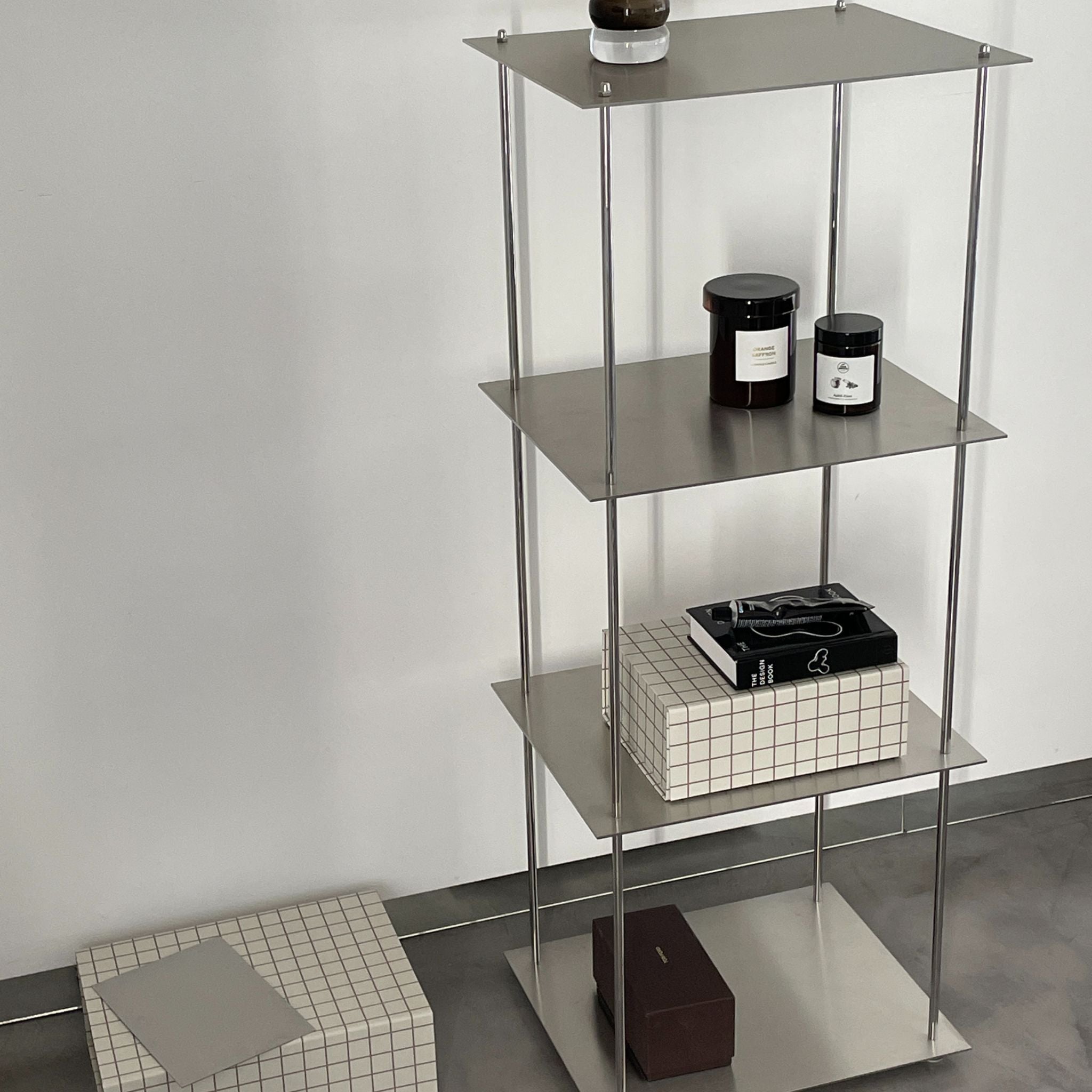 Modulares Edelstahl-Regal mit schwebenden Ablagen in minimalistischem Design