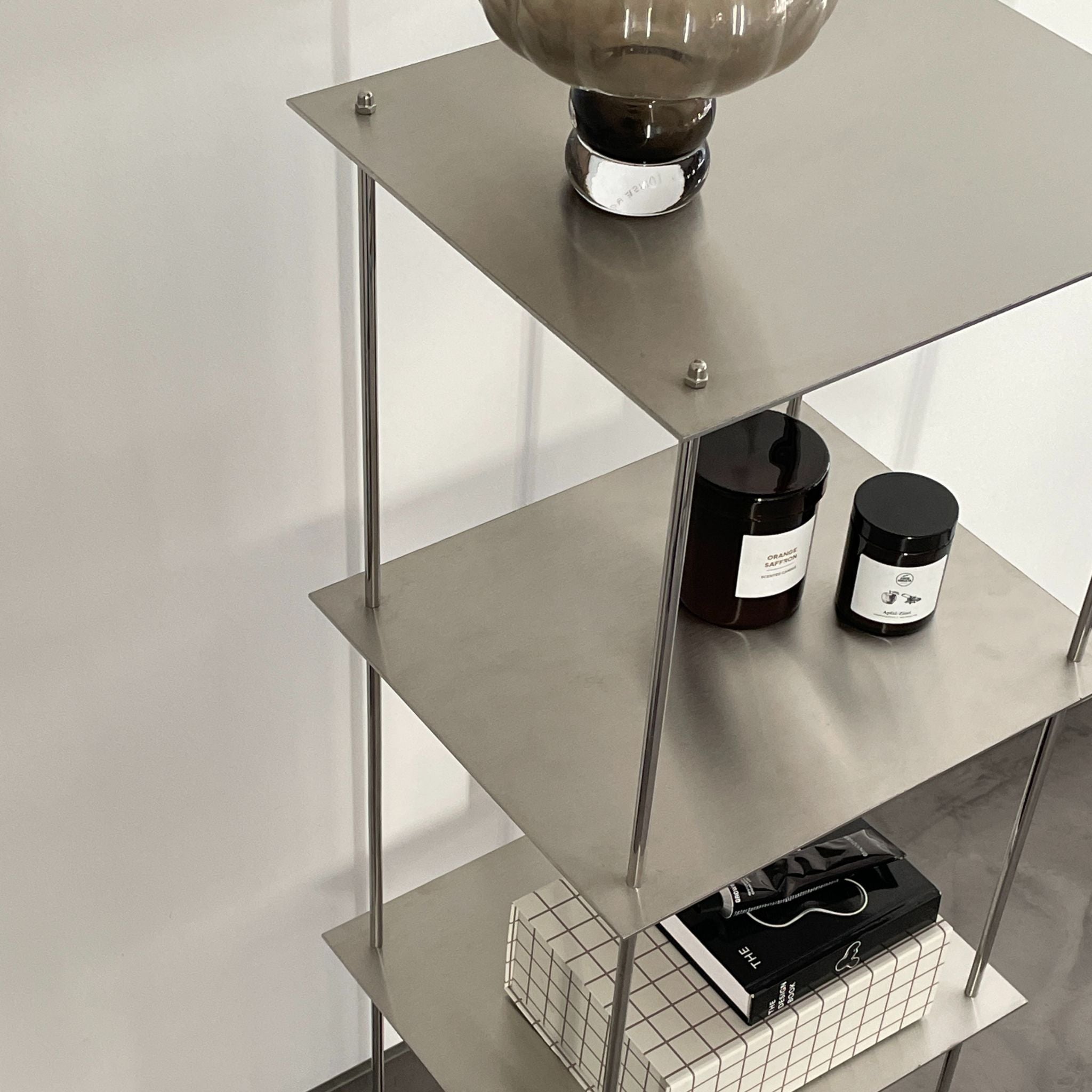 Modulares Hochregal aus Edelstahl mit minimalistischer Dekoration im Industrial-Design