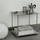 Modernes modulares Regalsystem aus Edelstahl mit Kaffeemaschine und Tassen als stilvolle Kaffee-Ecke
