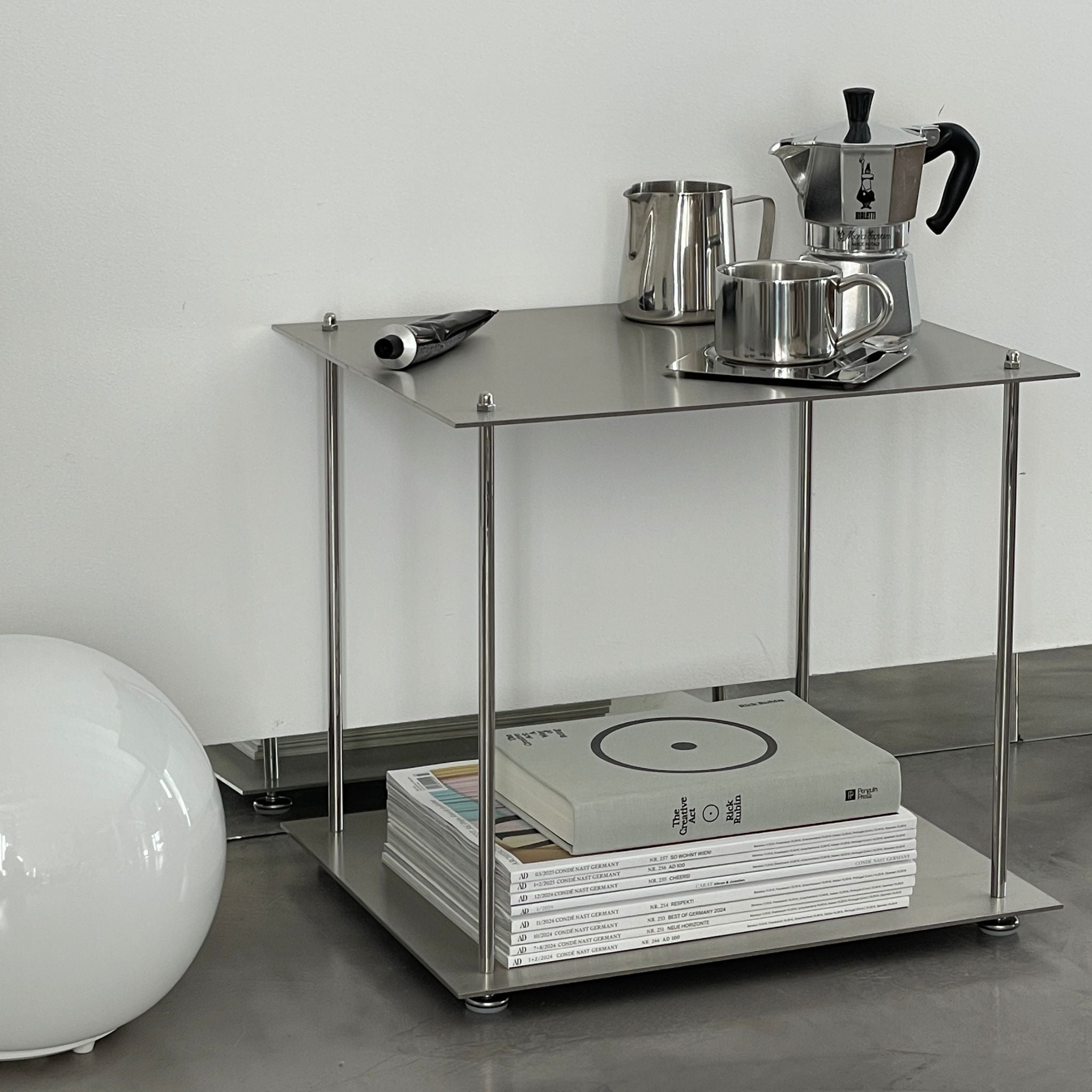 Modernes modulares Regalsystem aus Edelstahl mit Kaffeemaschine und Tassen als stilvolle Kaffee-Ecke