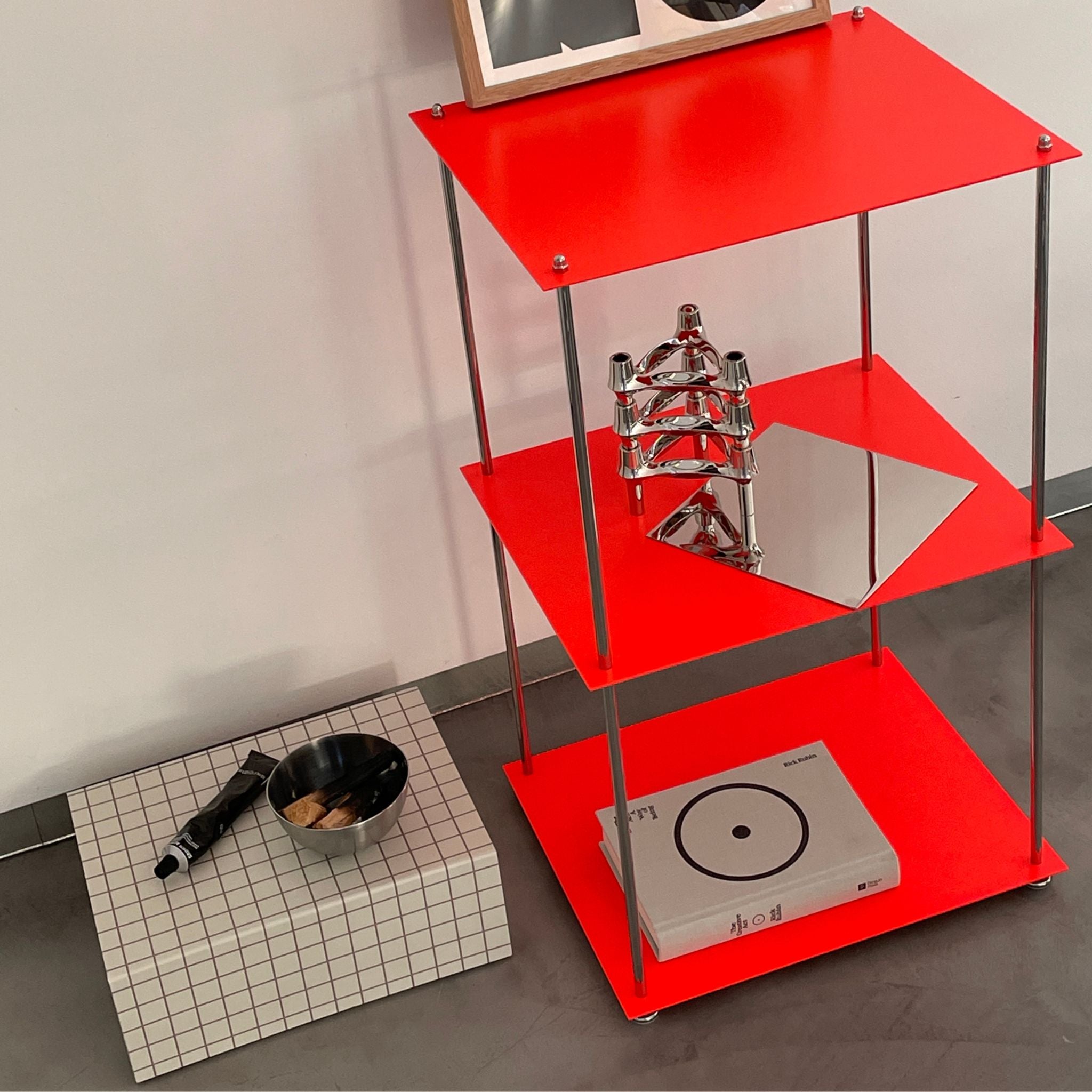 Modulares Regal in Leuchrot mit pulverbeschichteten Böden und verchromten Streben von MO INTERIORS