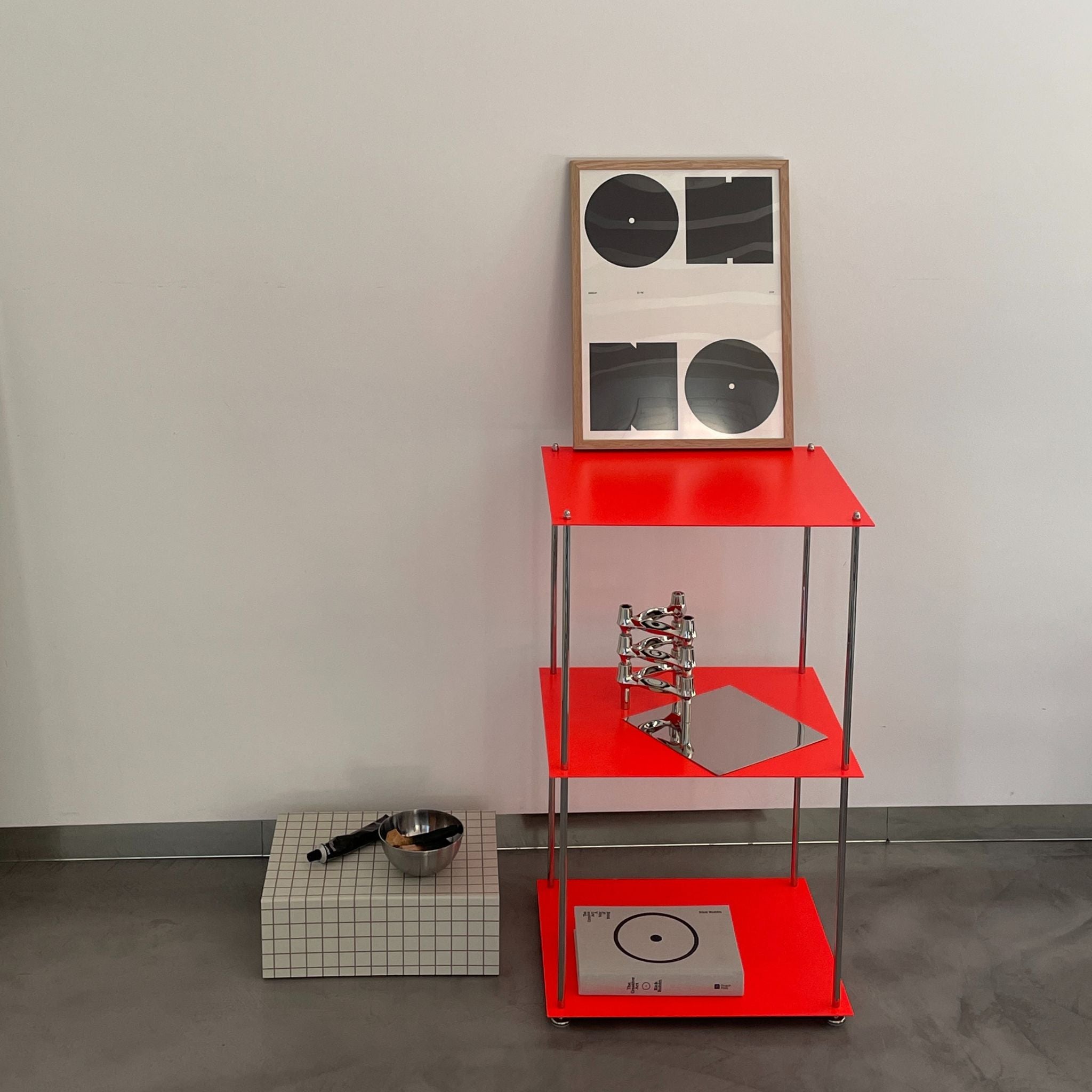Modulares Regalsystem in Leuchtrot, pulverbeschichtet mit Designobjekten, modern-minimalistisch von MO INTERIORS