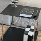 MODULUM Beistelltisch in Schwarz matt mit Buch und Deko, modernes Detail in stilvollem Wohnzimmer-Setting
