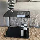 MODULUM Beistelltisch in Schwarz matt neben Sofa mit Designobjekten, minimalistisches Möbelstück für moderne Räume