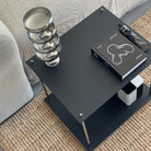 Detailansicht des MODULUM Beistelltischs in Schwarz mit Designobjekten – minimalistisches Möbelstück für stilvolle Räume