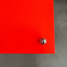 Detailaufnahme MODULUM Regal in Leuchtrot mit pulverbeschichteter Oberfläche und hochwertiger Verschraubung aus Edelstahl