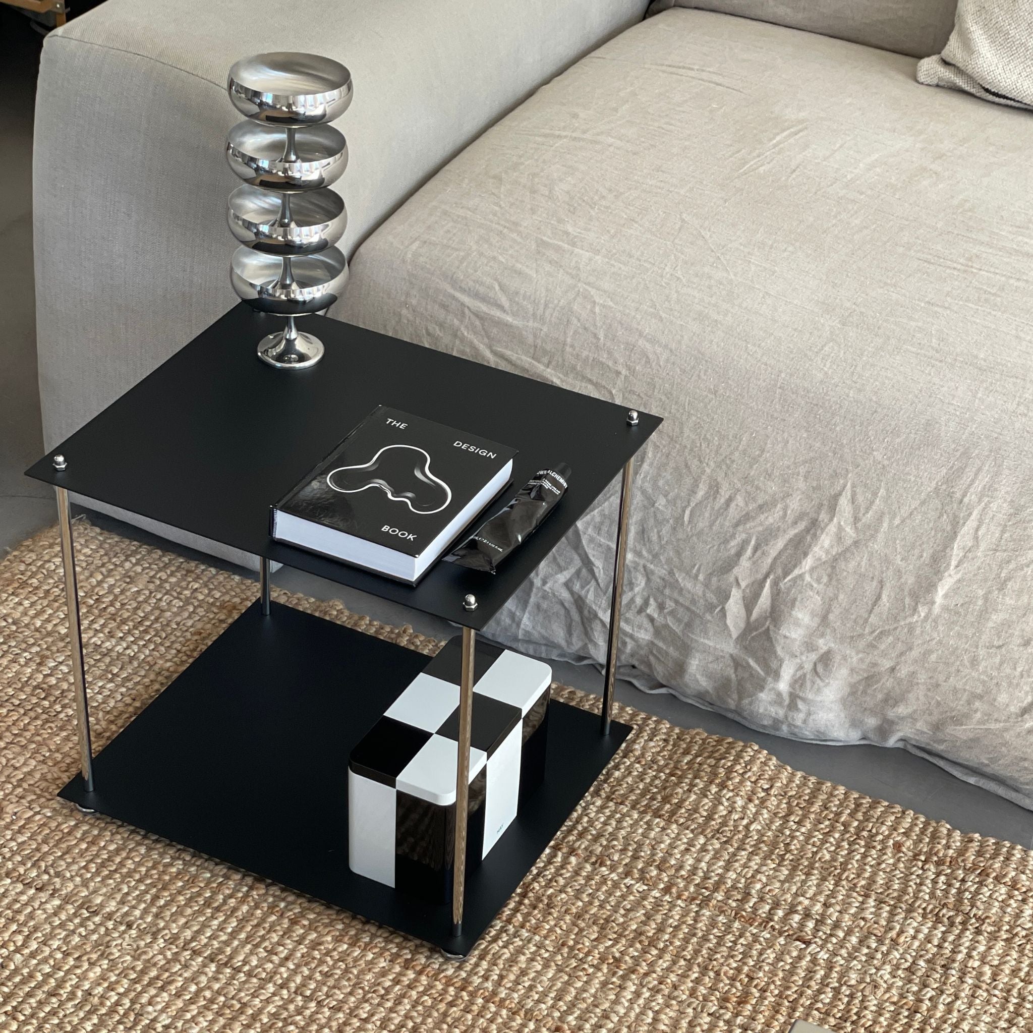 MODULUM Regal in Schwarz mit polierten Streben – pulverbeschichtet, modern und ideal als Beistelltisch im Wohnzimmer einsetzbar