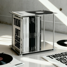 Modulum Regalmodul aus Edelstahl als stilvolle Vinylaufbewahrung mit Schallplatten im modernen, lichtdurchfluteten Interior