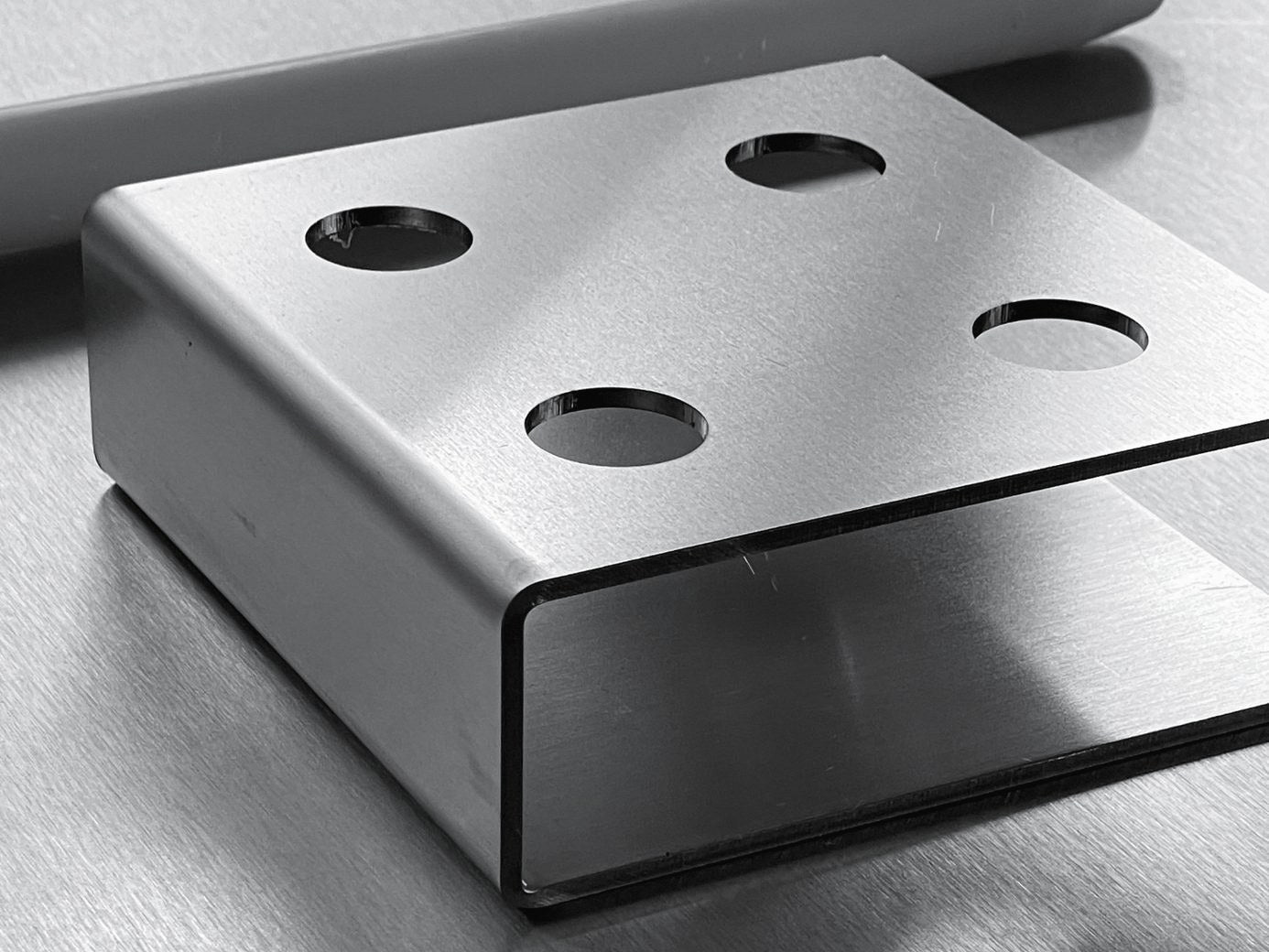Object Holder aus Edelstahl mit eingezeichneten Maßen