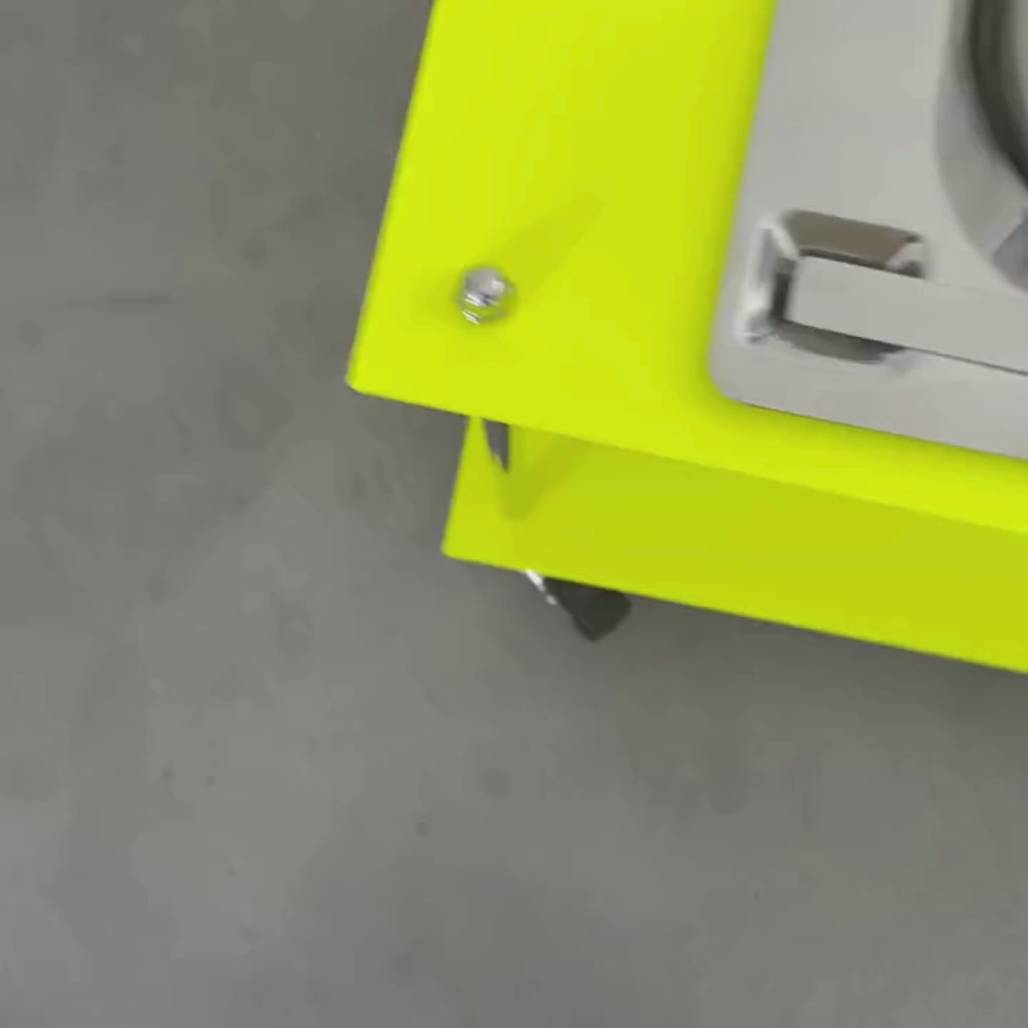 Modulum Basis-Modul in gelb mit Fahrrollen drehend im Wohnzimmer