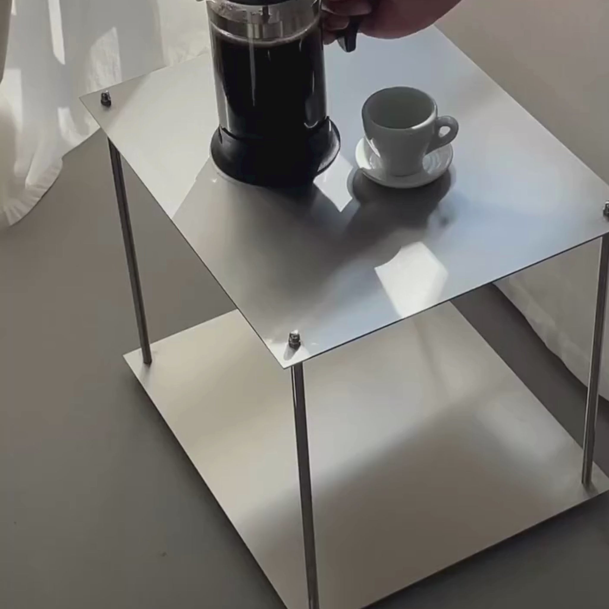 Modulum Basis-Modul mit French Press und Kaffeetasse neben weißem Sofa