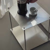 Modulum Basis-Modul mit French Press und Kaffeetasse neben weißem Sofa