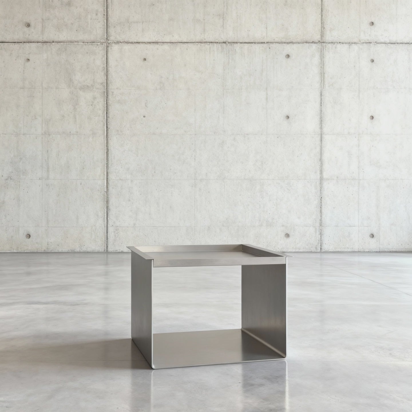 360 Grad Kamerafahrt Tray Table Brushed C in gebürstetem Edelstahl  auf grauen Betonboden vor grauer Betonwand mit Löchern