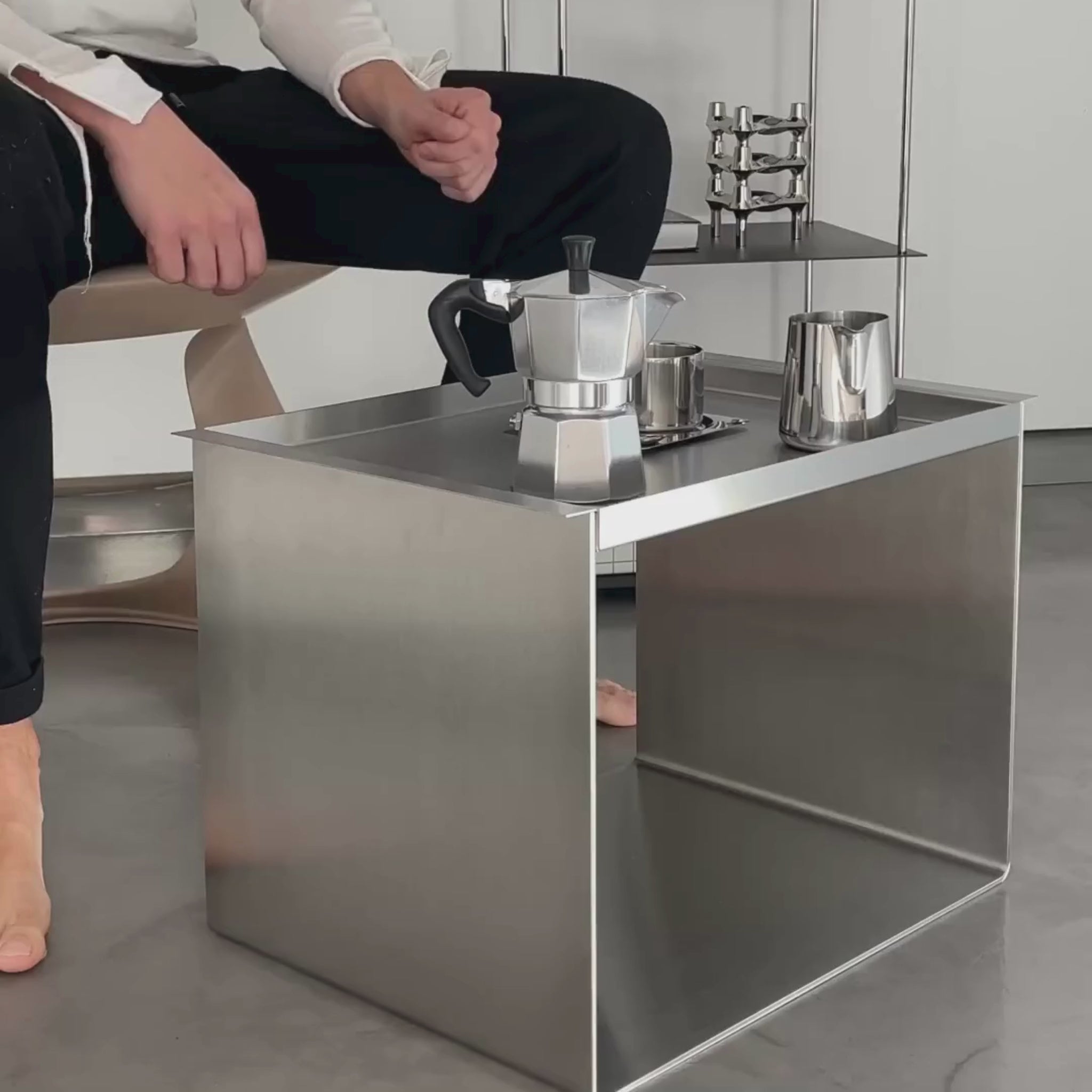 ray tablett wird vom big c tray table aus edelstahl abgehoben