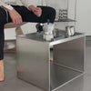 ray tablett wird vom big c tray table aus edelstahl abgehoben