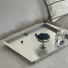 ray tablett aus edelstahl auf sofa mit wasserglas und blaubeeren