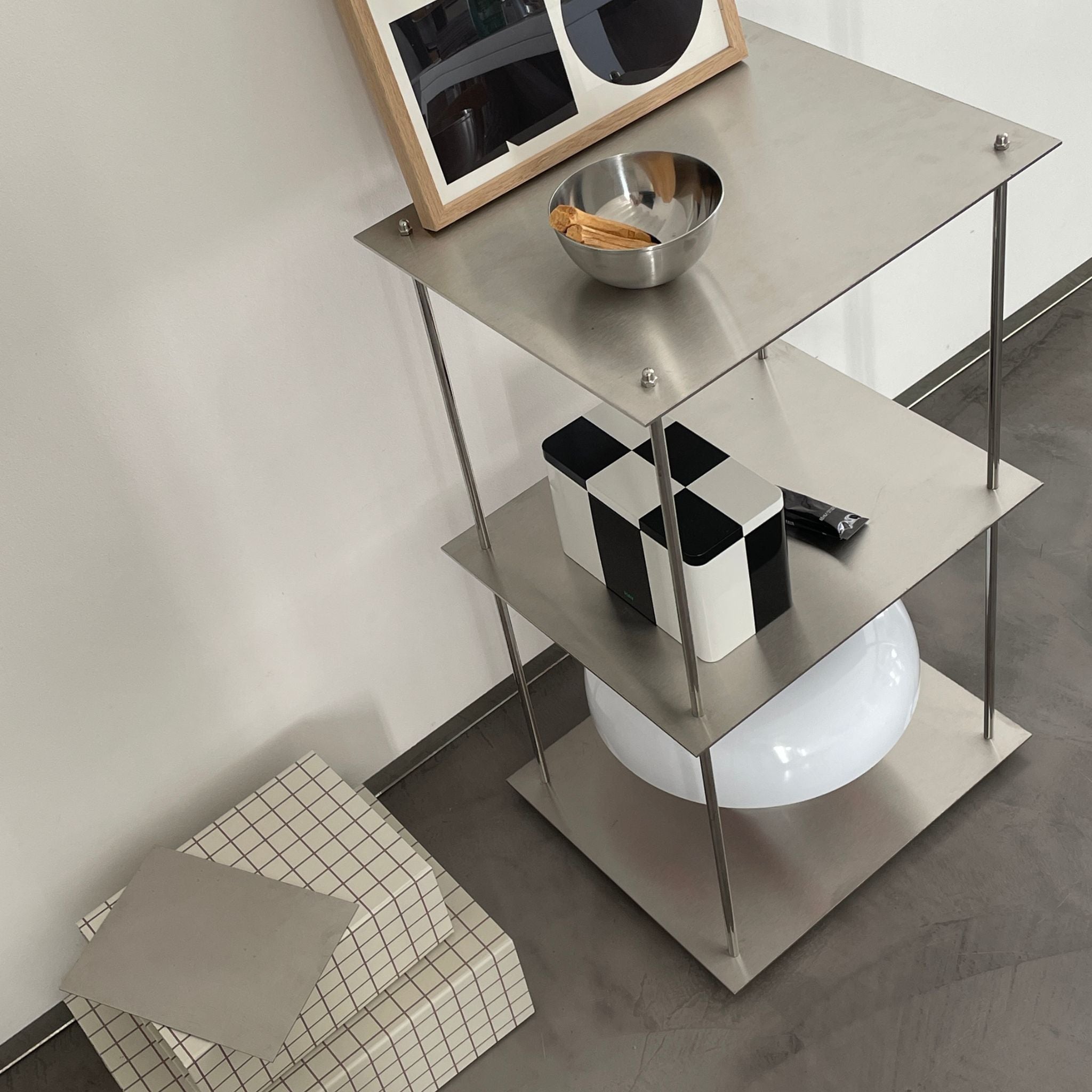 Modulares Edelstahl-Regal mit Designobjekten, Kunstwerk und Aufbewahrungsboxen