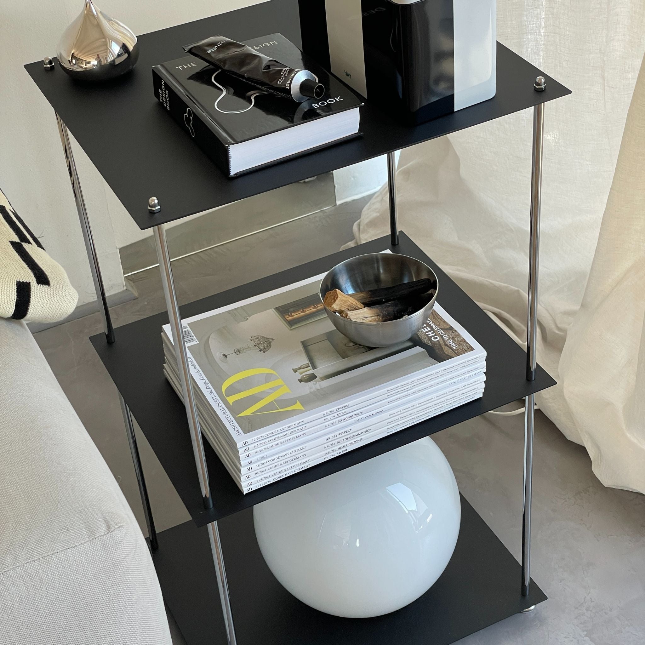 Schwarzes pulverbeschichtetes Regal mit drei Ebenen aus der MODULUM Serie von MO INTERIORS