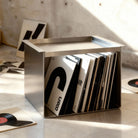 Tray Table Brushed C aus gebürstetem Edelstahl als stilvolle Vinylablage im modernen Interior mit Schallplatten