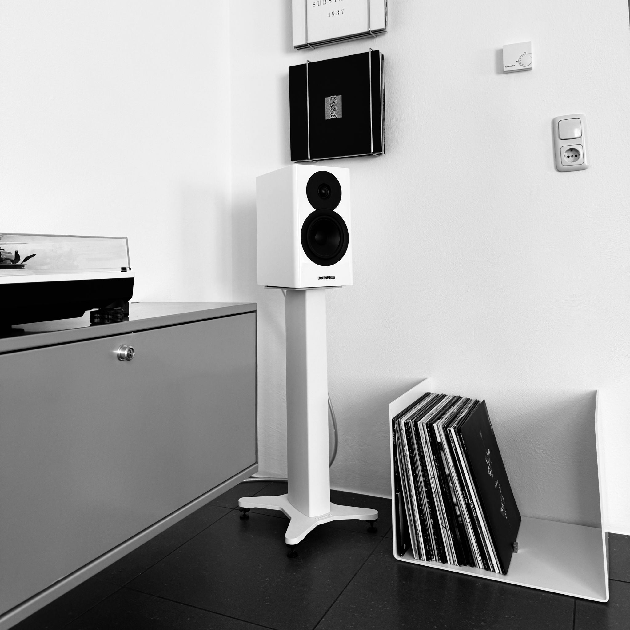 Minimalistischer Schallplattenhalter aus gepulvertem Stahl in weiß von MO INTERIORS im modernen Wohnbereich