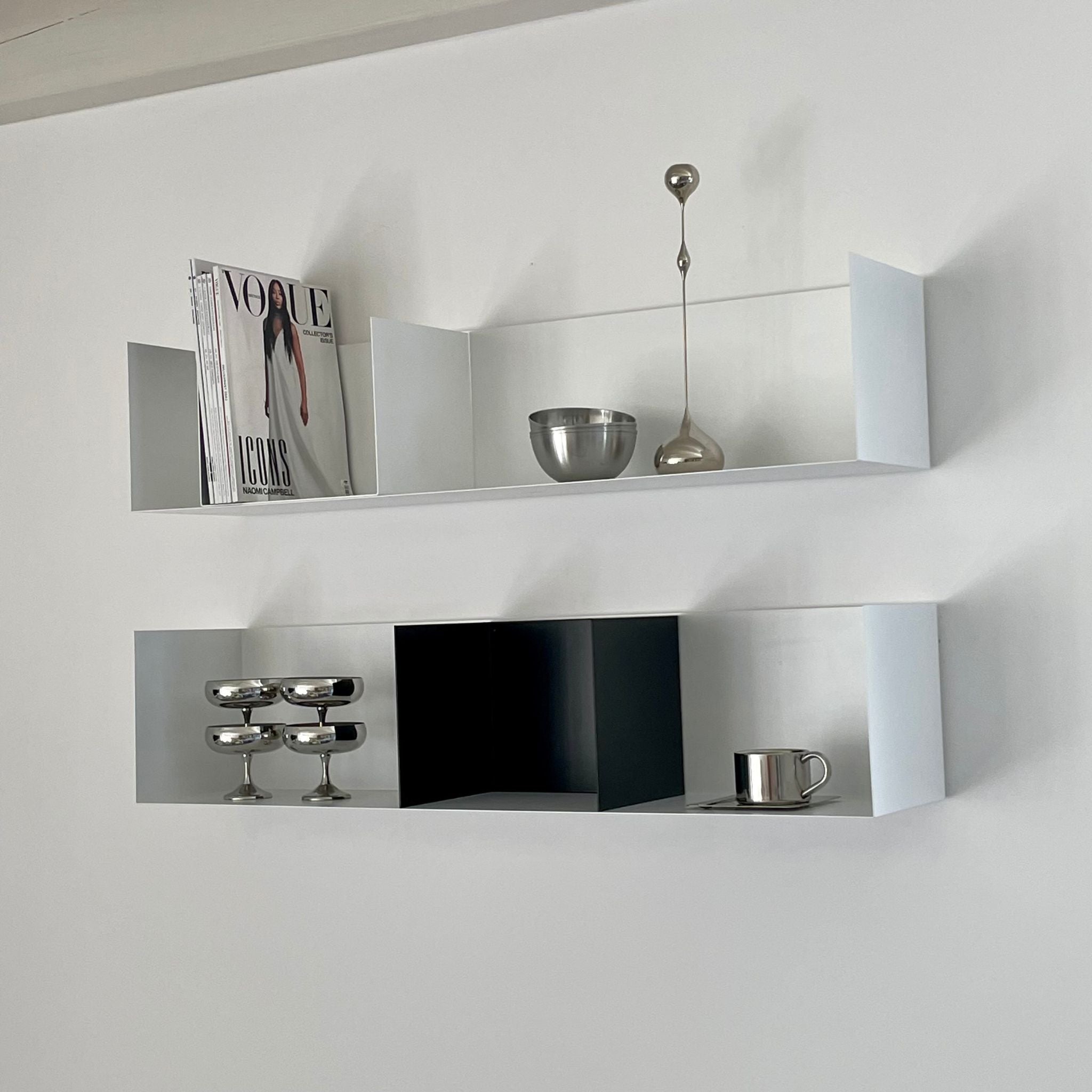 Weiße Wandregale mit Dekorationen aus Metall und Zeitschriften, minimalistisches und modernes Wohnaccessoire